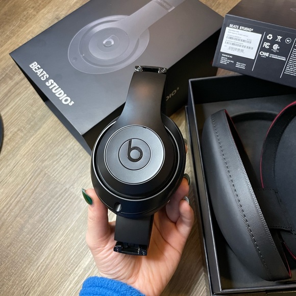 Beats Studio3 Wireless Headphones - Picture 3 of 9